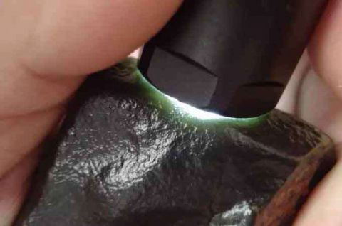 和田墨玉为何这么珍贵?照玉手电如何鉴别和田墨玉?