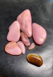 这种桃花玉籽料低于30万不卖!有一种颜色一块难寻!和田玉鉴定保养知识