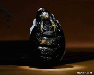 带黑皮的山料"龙龟"!揭秘奇特的和田玉俄黑皮料!